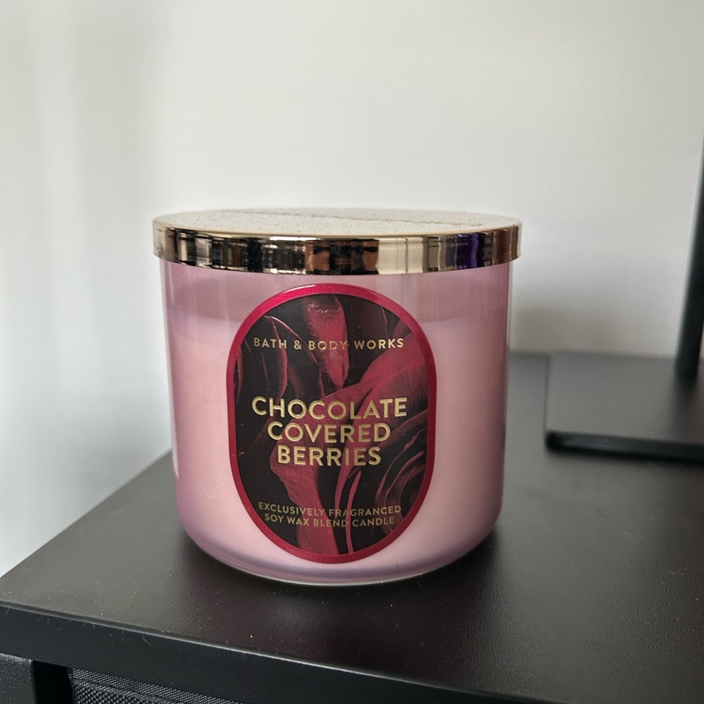 Bath & Body Works New Covered In Berries 3 Wick Candle